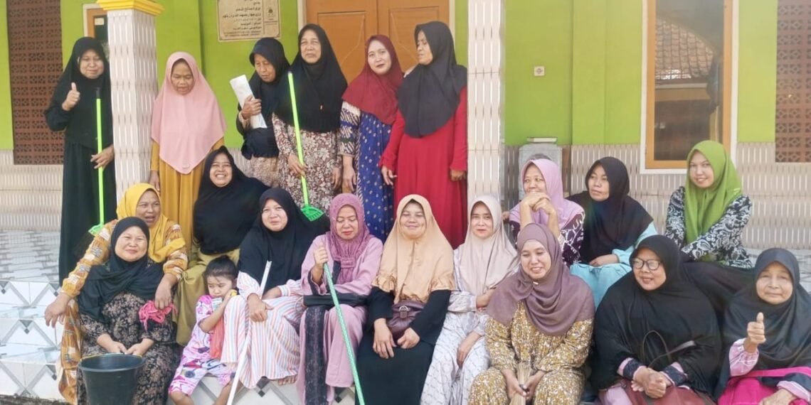 GEBER MAS Bergema di Ciracap, Ibu-Ibu Tampil di Garda Kebersihan Masjid