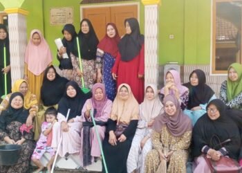 GEBER MAS Bergema di Ciracap, Ibu-Ibu Tampil di Garda Kebersihan Masjid