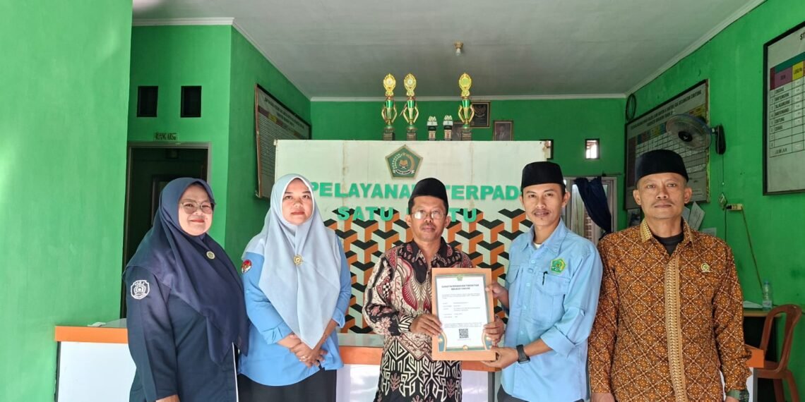 KUA Cibitung Serahkan SKT kepada Majelis Taklim Nurul Ihsan Banyuwangi