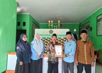 KUA Cibitung Serahkan SKT kepada Majelis Taklim Nurul Ihsan Banyuwangi