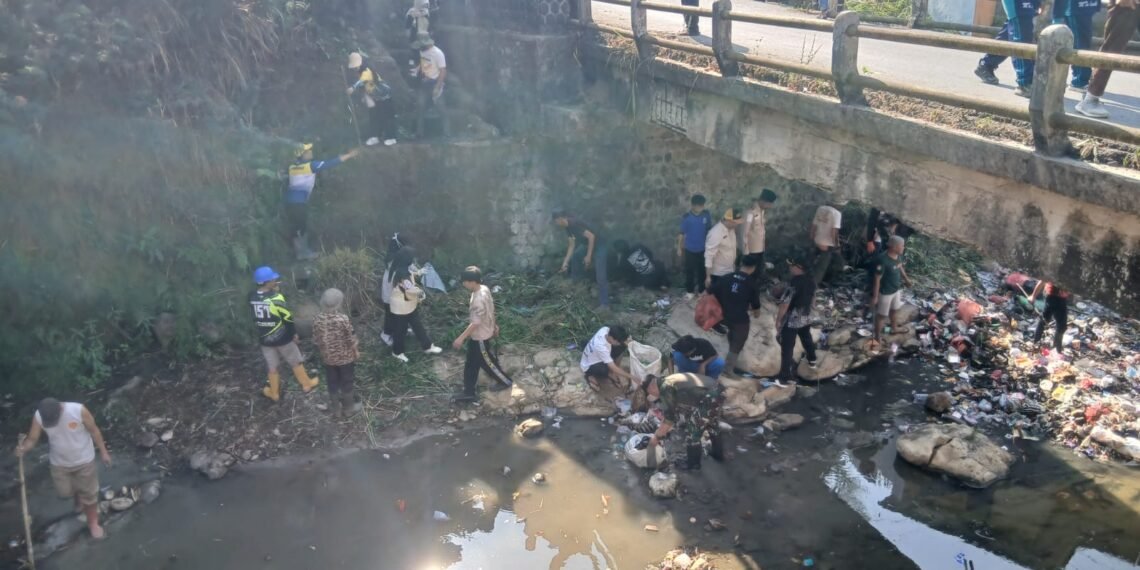KUA Lengkong Bersama Forkopimcam dan Masyarakat Gelar Bersih-Bersih Sungai Sambut HUT RI dan HUT Pramuka