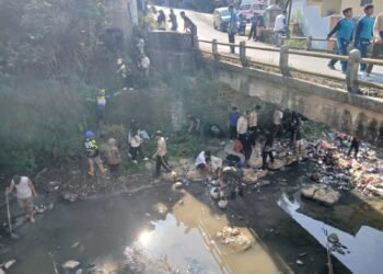 KUA Lengkong Bersama Forkopimcam dan Masyarakat Gelar Bersih-Bersih Sungai Sambut HUT RI dan HUT Pramuka