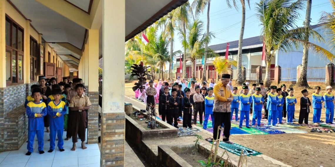 SDN Pasirpanjang Biasakan Shalat Duha, Penyuluh KUA Ciracap Bimbing Siswa