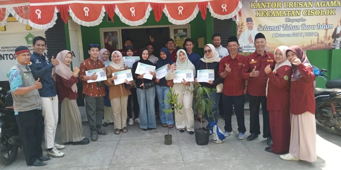 Usai Ikuti Bimwin, Calon Pengantin KUA Cisolok Terima Sertifikat Bimbingan Perkawinan