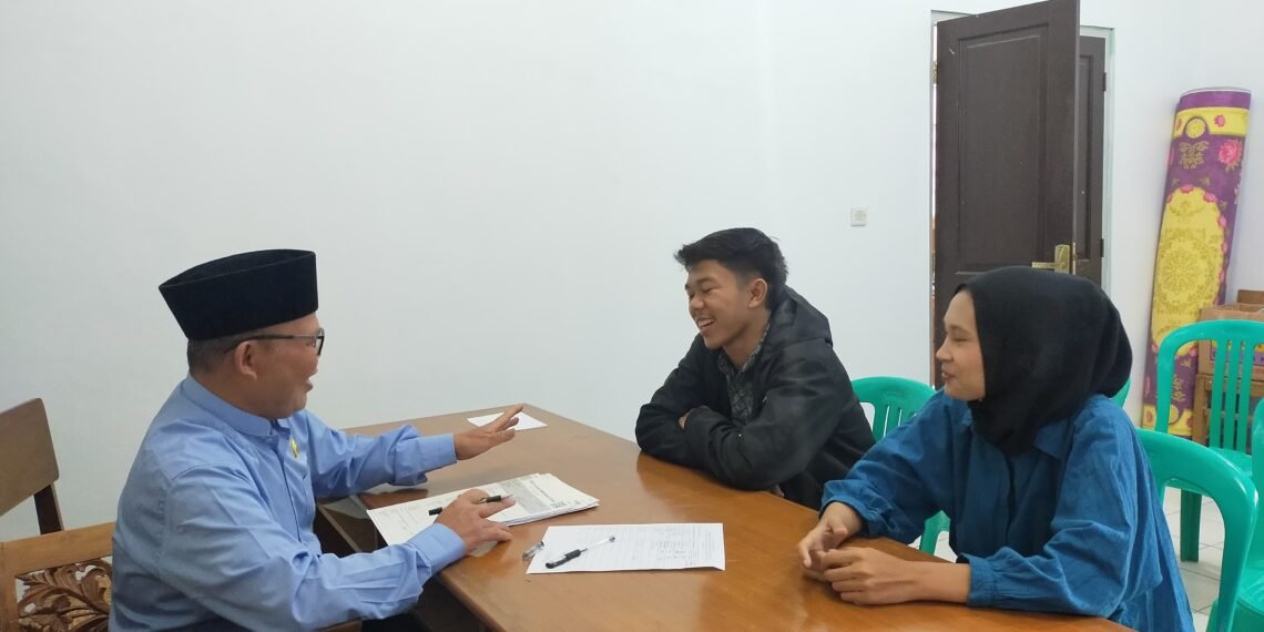 Penghulu KUA Kabandungan Verifikasi Data Empat Pasang Calon Pengantin