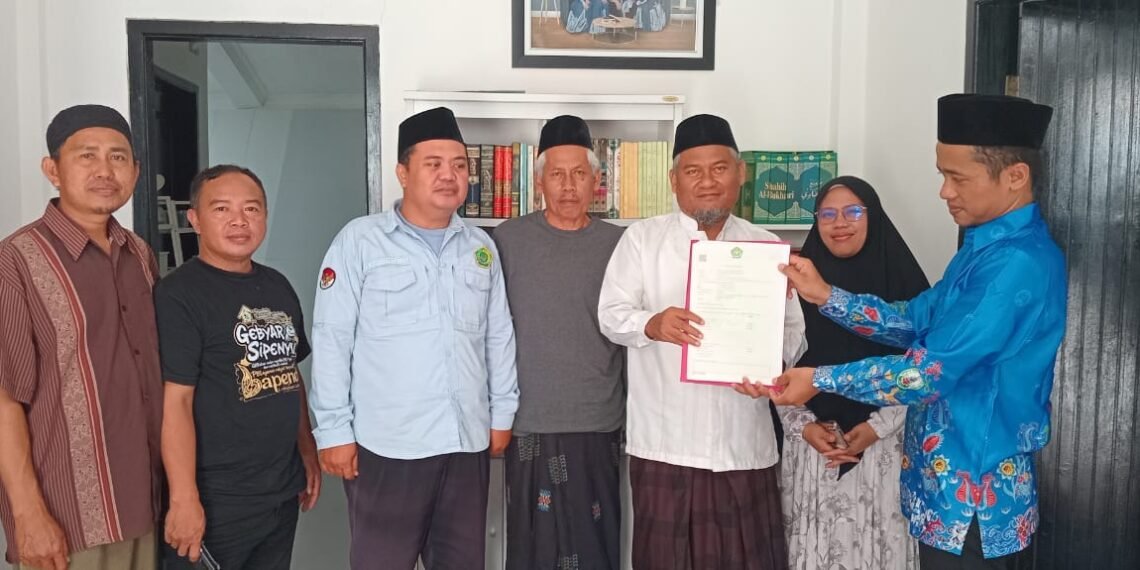 KUA Palabuhanratu Fasilitasi Prosesi Ikrar Wakaf dan Penyerahan Akta Ikrar Wakaf