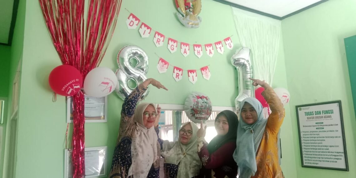 Semarak HUT Ke-81 RI, Pegawai KUA Ciracap Hias Kantor dengan Semangat Gotong Royong
