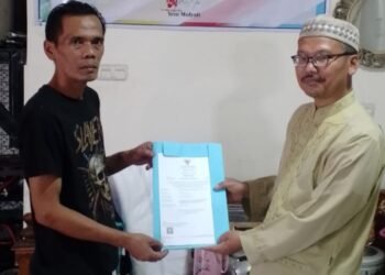 Penyerahan Sertifikat Halal, Penyuluh KUA Sukaraja Dorong Pelaku Usaha Penuhi Jaminan Produk Halal