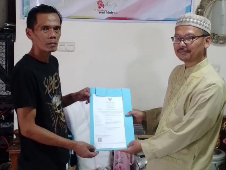 Penyerahan Sertifikat Halal, Penyuluh KUA Sukaraja Dorong Pelaku Usaha Penuhi Jaminan Produk Halal