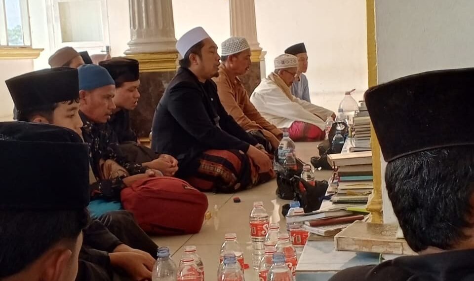 Perkuat Nilai Keagamaan, Penyuluh KUA Ciemas Pimpin Ziarah Santri dan Masyarakat