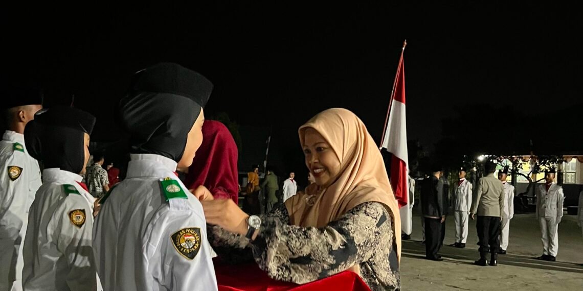 Sematkan Pin Paskibraka, Penyuluh KUA Sukalarang Maknai Amanah dan Kebanggaan HUT RI Ke-81
