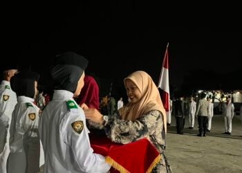 Sematkan Pin Paskibraka, Penyuluh KUA Sukalarang Maknai Amanah dan Kebanggaan HUT RI Ke-81