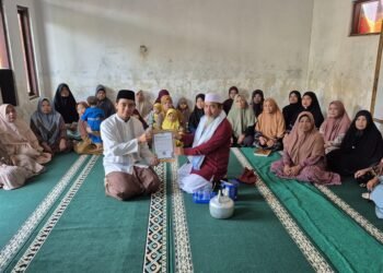 Semarak Kemerdekaan, Penyuluh KUA Cibitung Sampaikan Bimluh dan Serahkan SKT Majelis Taklim Al-Farihin