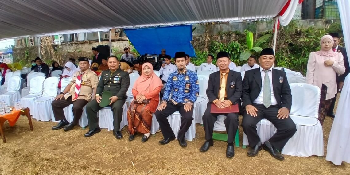 Kepala KUA Purabaya Pimpin Doa Upacara HUT ke-81 RI, Teguhkan Semangat Kebersamaan