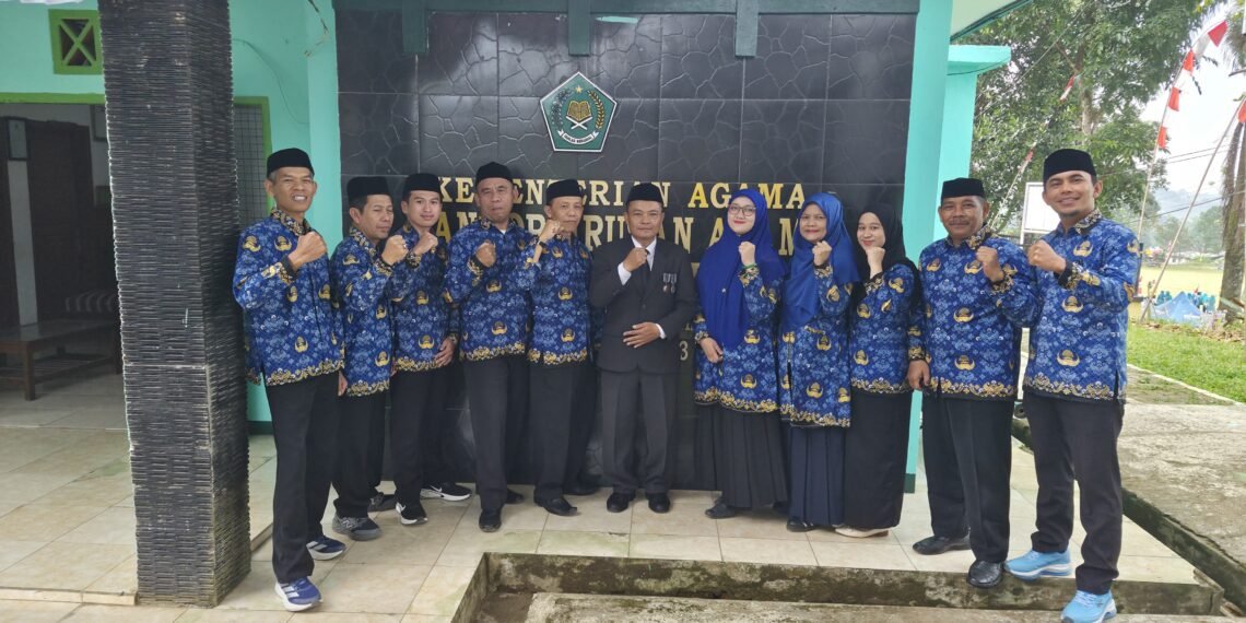 KUA Kadudampit Hadiri Upacara HUT ke-81 RI, Dorong Semangat Kebersamaan