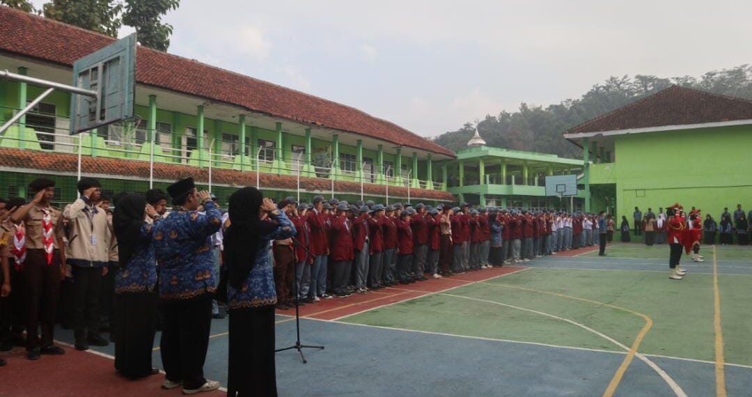 Gerimis Warnai Upacara HUT ke-81 RI, MAN 2 Sukabumi Tetap Tunjukkan Semangat Kebangsaan