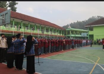 Gerimis Warnai Upacara HUT ke-81 RI, MAN 2 Sukabumi Tetap Tunjukkan Semangat Kebangsaan