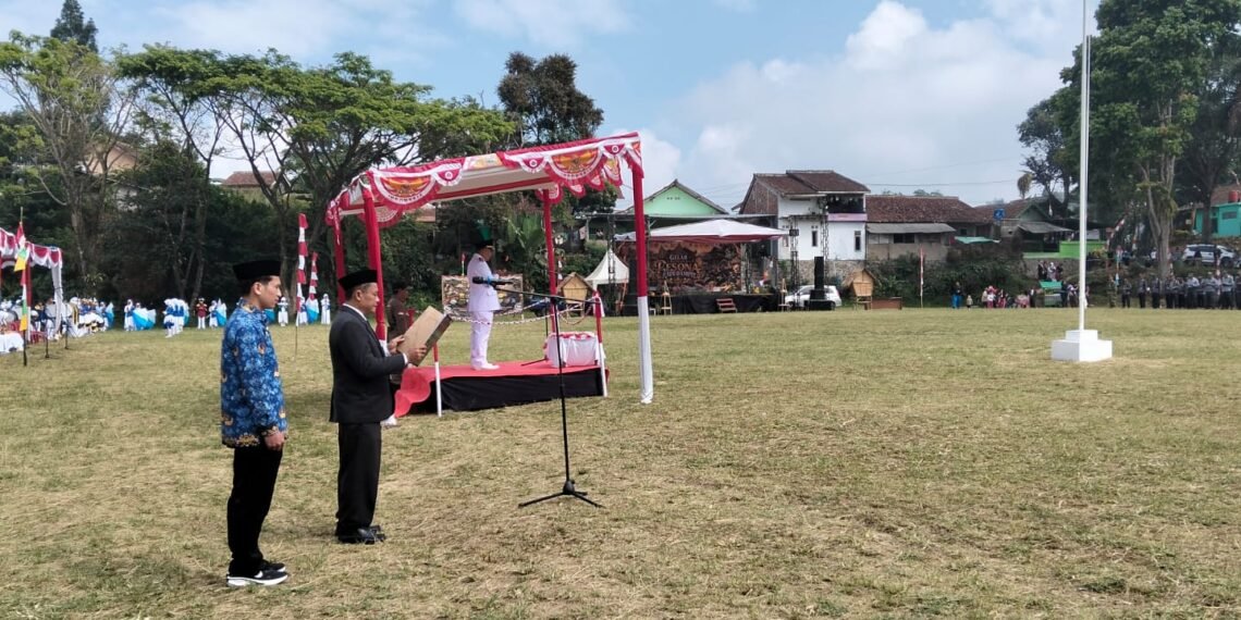Kepala KUA Kadudampit Pimpin Doa Upacara HUT ke-81 RI di Lapang Cijagung