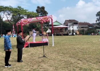 Kepala KUA Kadudampit Pimpin Doa Upacara HUT ke-81 RI di Lapang Cijagung