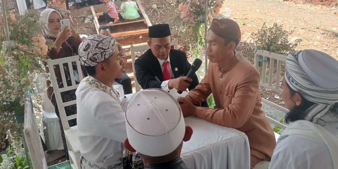 Usai Upacara HUT ke-81 RI, Kepala KUA Cidadap Lanjutkan Pelayanan Pernikahan Warga