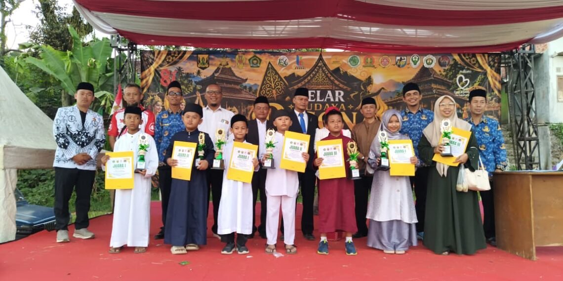 Penyerahan Hadiah Lomba Keagamaan Semarak HUT ke-81 RI di Kadudampit