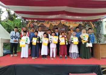 Penyerahan Hadiah Lomba Keagamaan Semarak HUT ke-81 RI di Kadudampit