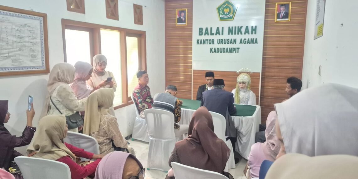 Akad Nikah di Balai Nikah KUA Kadudampit Berlangsung Khidmat
