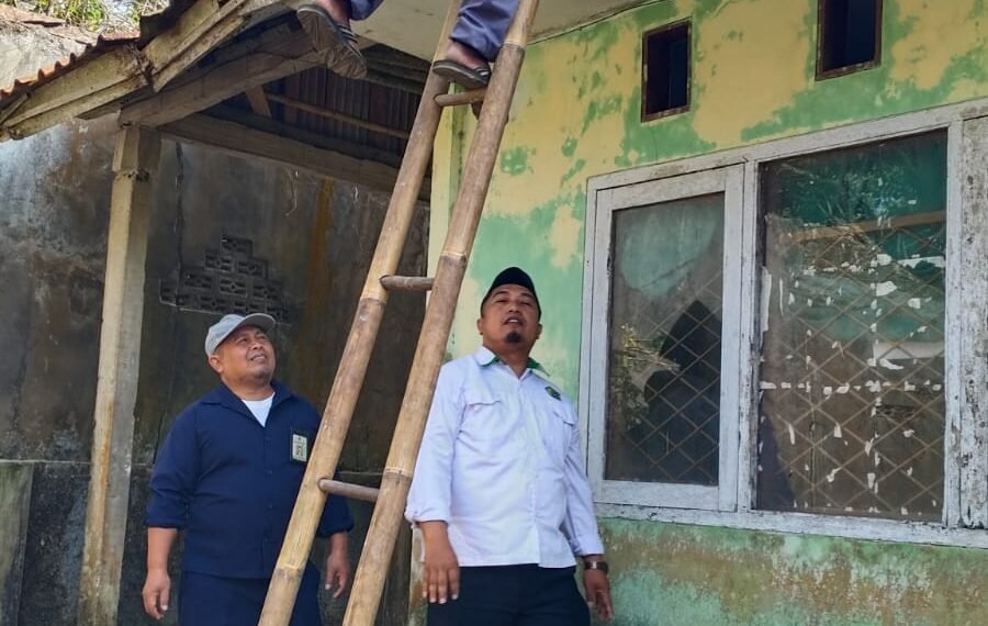 KUA Ciemas Lakukan Perbaikan Ringan Kantor untuk Tingkatkan Kenyamanan Pelayanan