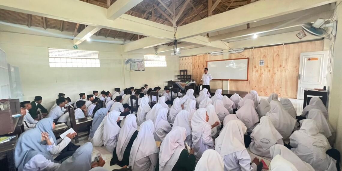 Penyuluh KUA Cibadak Bina Santri melalui Bimluh BTQ di Pesantren Raudhatunnur