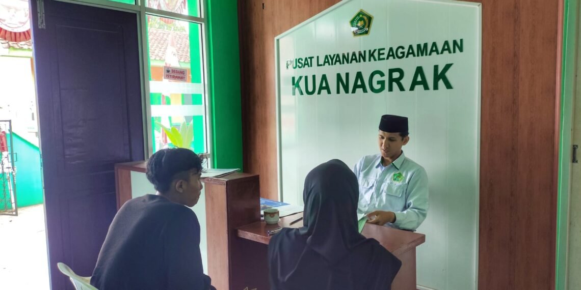 Penghulu KUA Nagrak Layani Konsultasi Administrasi Calon Pengantin
