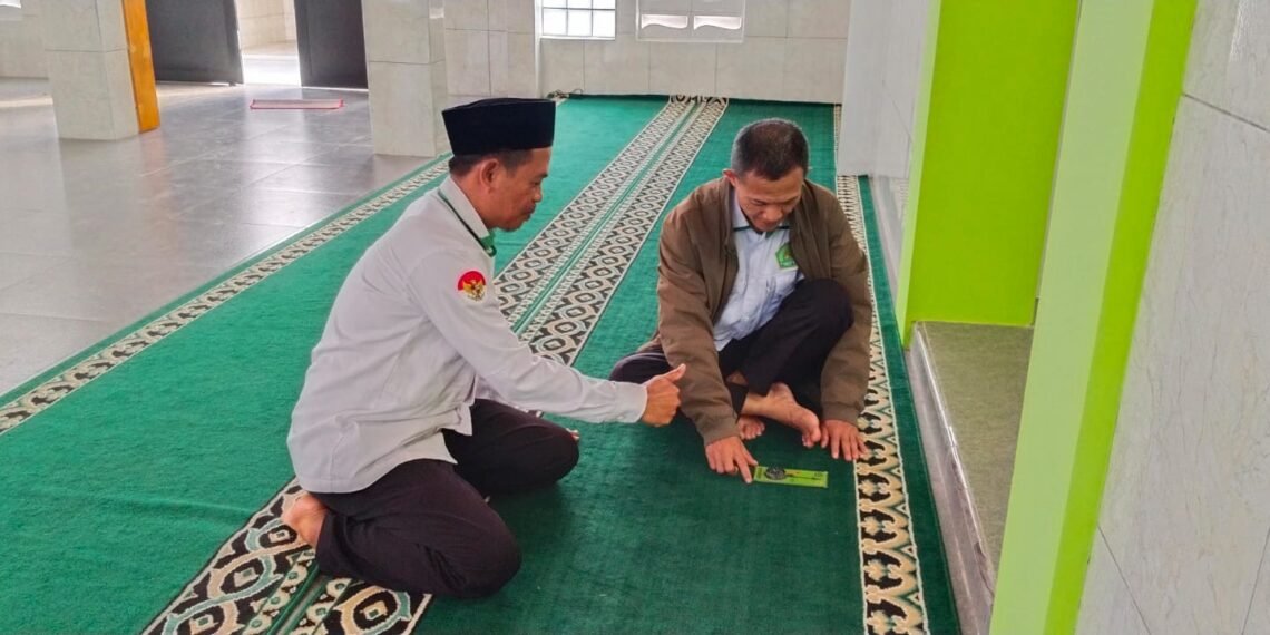 Penyuluh KUA Ciemas Kalibrasi Arah Kiblat Musholla Baitu Rohman