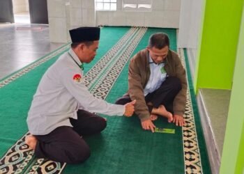Penyuluh KUA Ciemas Kalibrasi Arah Kiblat Musholla Baitu Rohman