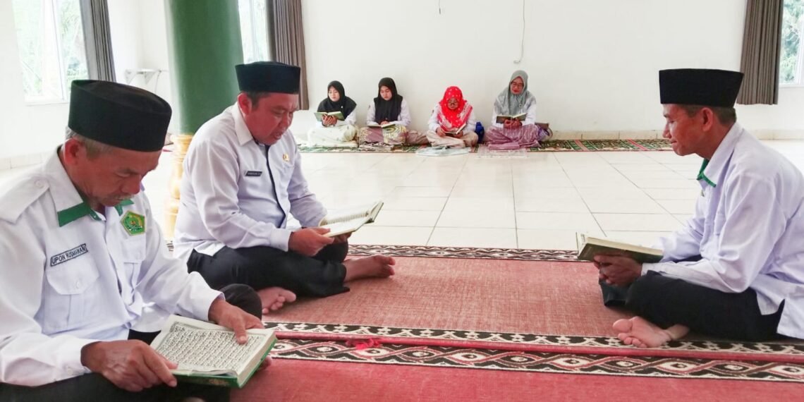 Kurang dari 30 Menit, Pegawai KUA Ciracap Luangkan Waktu untuk Tadarus Ba’da Dzuhur