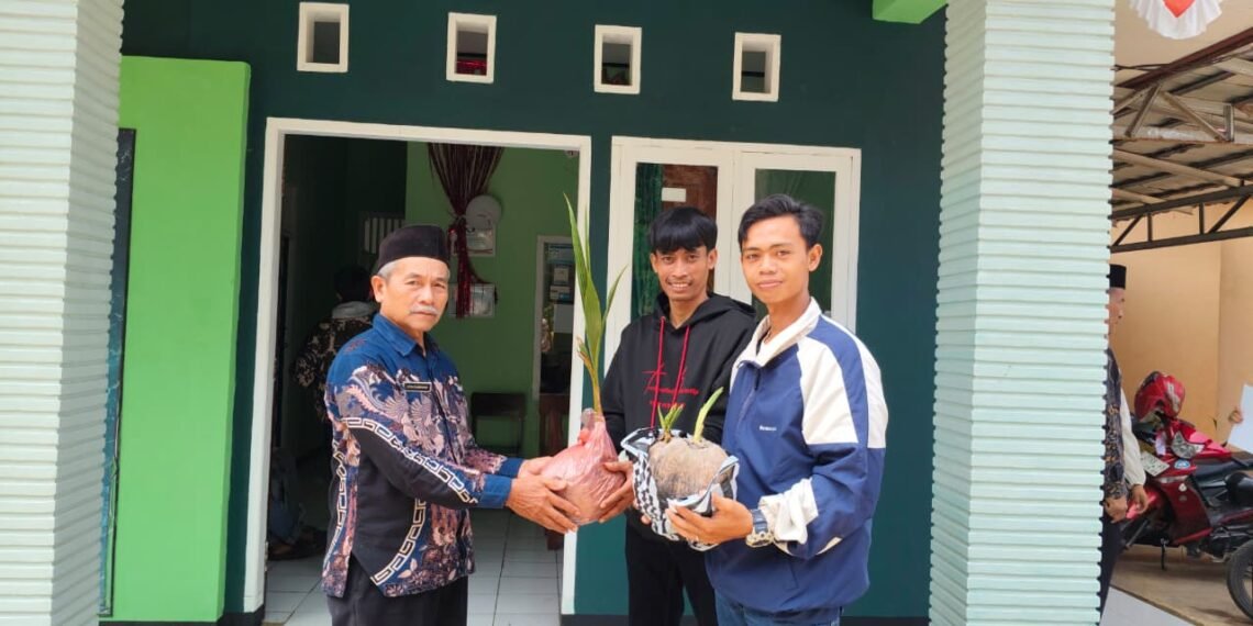 Calon Pengantin KUA Ciracap Tanamkan Kepedulian Lingkungan melalui Gerakan PEPELING