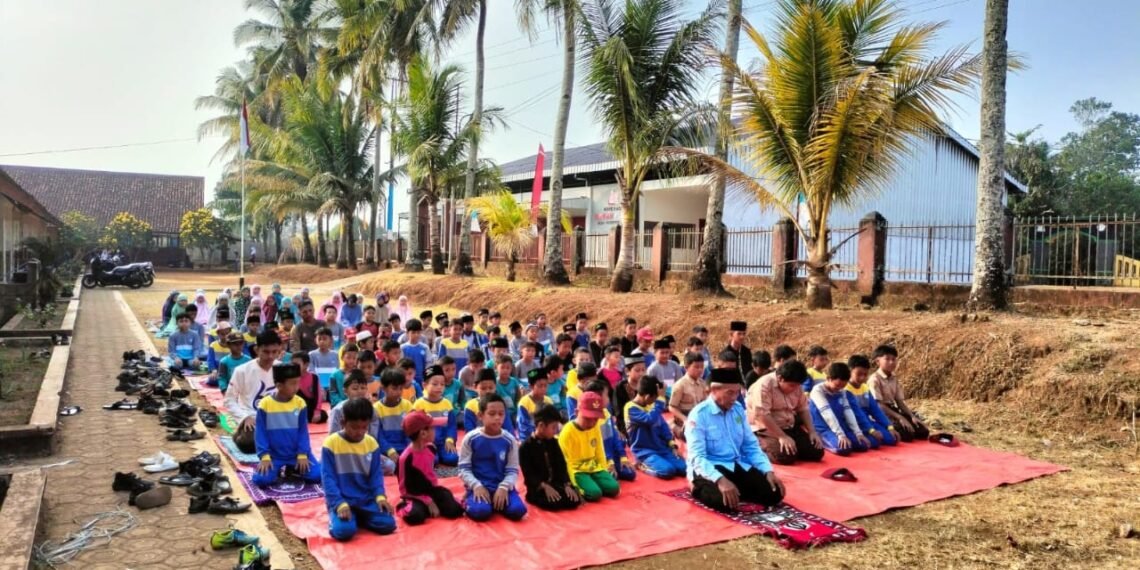 Penyuluh KUA Ciracap Bimbing Siswa SDN Pasirpanjang Biasakan Sholat Duha