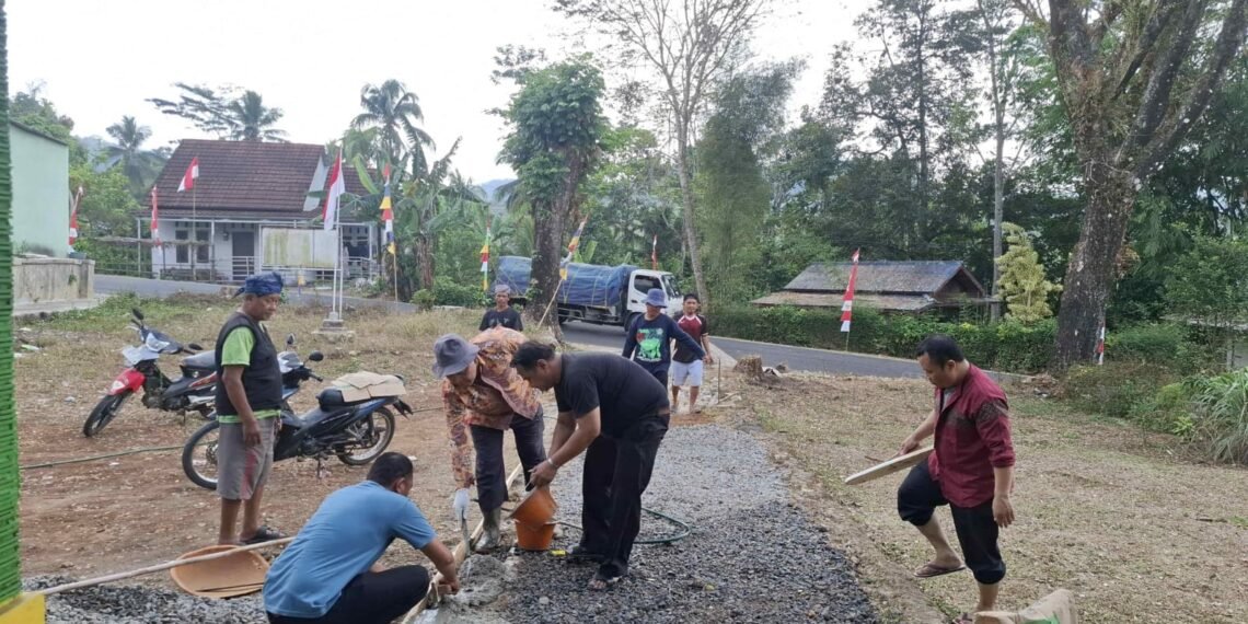 Penghulu dan Penyuluh KUA Waluran Gotong Royong Perkeras Jalan Depan Kantor