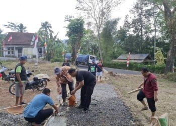 Penghulu dan Penyuluh KUA Waluran Gotong Royong Perkeras Jalan Depan Kantor