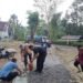 Penghulu dan Penyuluh KUA Waluran Gotong Royong Perkeras Jalan Depan Kantor
