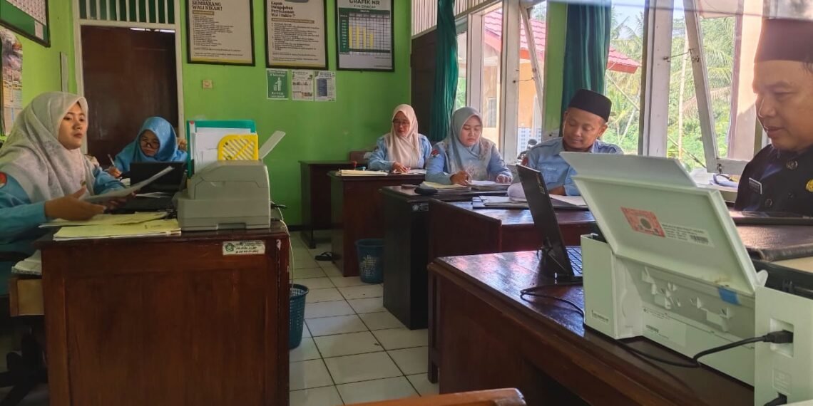 Pengadministrasi KUA Ciracap Tertibkan Dokumen dan Data untuk Dukung Pelayanan