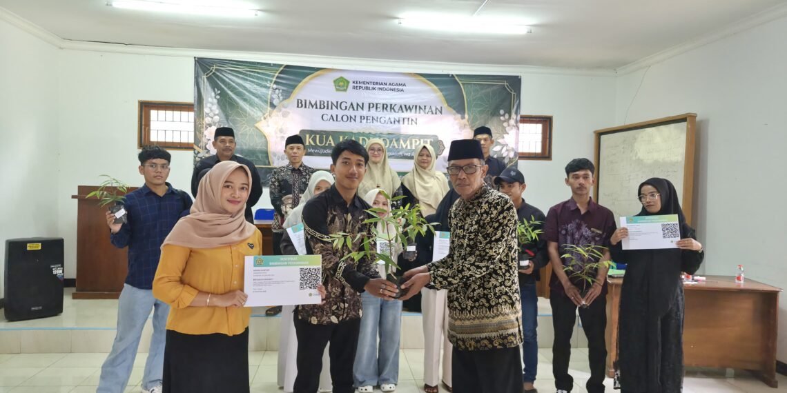 Penutupan Bimwin KUA Kadudampit Dirangkai PEPELING, Catin Terima Sertifikat dan Bibit Pohon