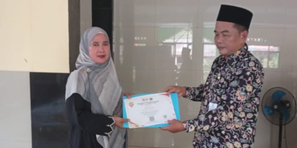 Penyuluh KUA Cikakak Serahkan Piagam Penghargaan GEBER Masjid kepada DKM At-Taqwa