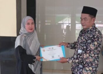 Penyuluh KUA Cikakak Serahkan Piagam Penghargaan GEBER Masjid kepada DKM At-Taqwa