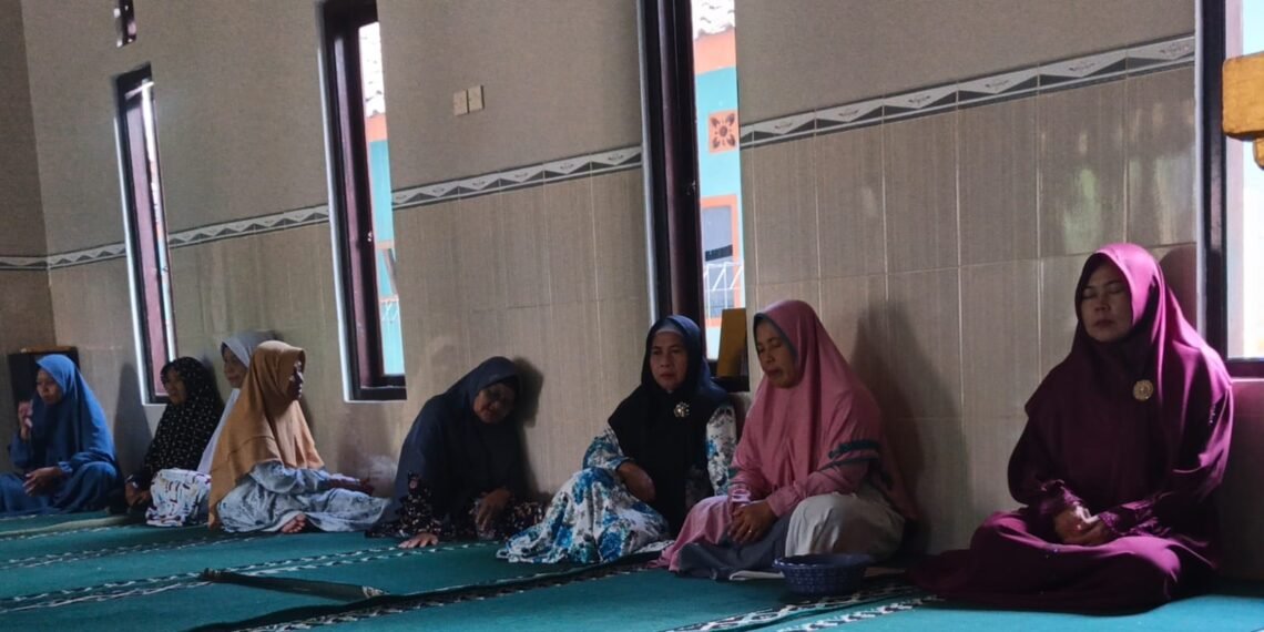 Meneladani Akhlak Rasulullah, Penyuluh KUA Lengkong Bimbing Jamaah MT Baiturrahim