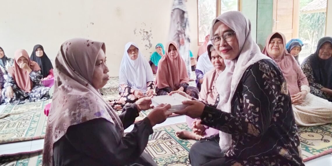 Penyuluh KUA Ciracap Perkuat Tilawah di Majelis Taklim, Serahkan Al-Qur’an Berseri 30 Juz