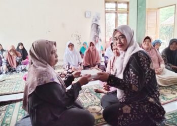 Penyuluh KUA Ciracap Perkuat Tilawah di Majelis Taklim, Serahkan Al-Qur’an Berseri 30 Juz