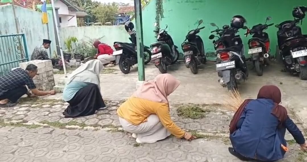 GEMAH ASRI, KUA Cibitung Tata Lingkungan Kantor agar Bersih dan Nyaman