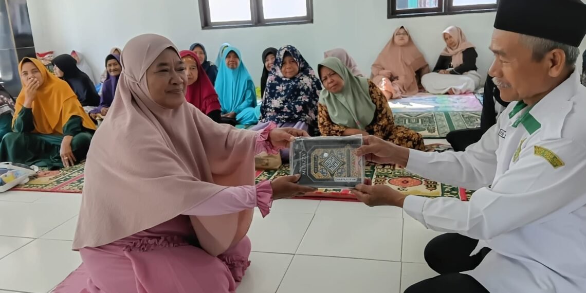 Penyuluh KUA Ciracap Salurkan Wakaf Al-Qur’an melalui BIMLUH di MT At-Taqwa