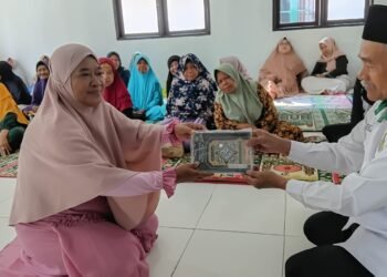 Penyuluh KUA Ciracap Salurkan Wakaf Al-Qur’an melalui BIMLUH di MT At-Taqwa