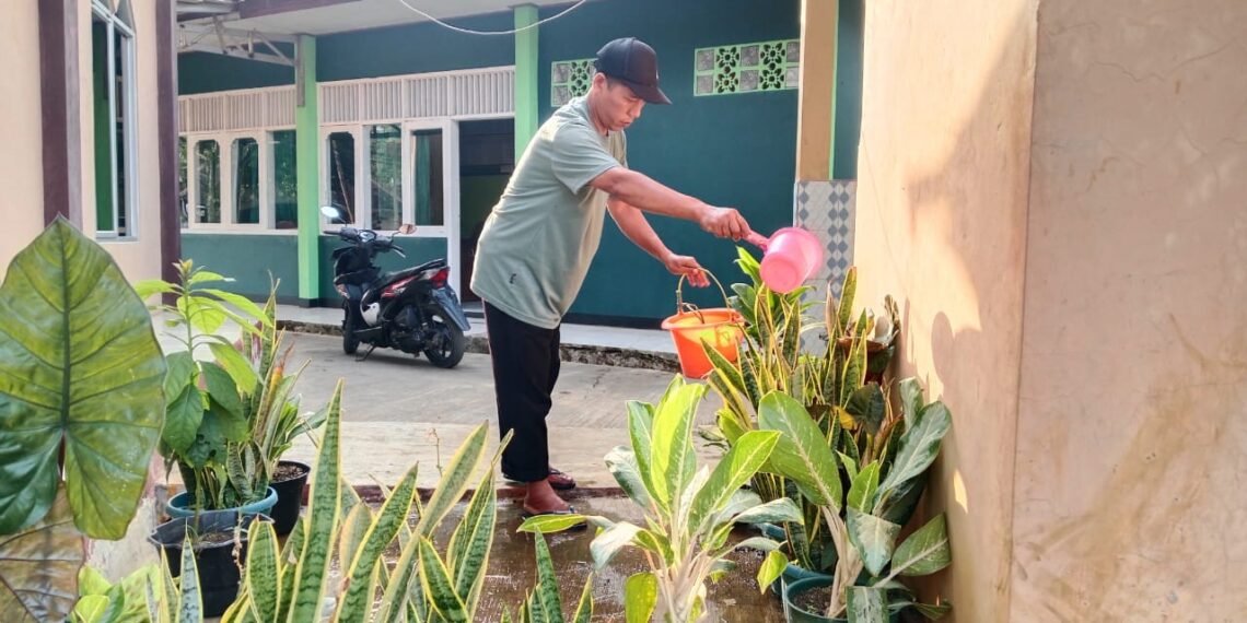 Meski Libur, PUO KUA Ciracap Tetap Peduli Lingkungan Kantor