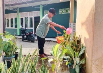 Meski Libur, PUO KUA Ciracap Tetap Peduli Lingkungan Kantor